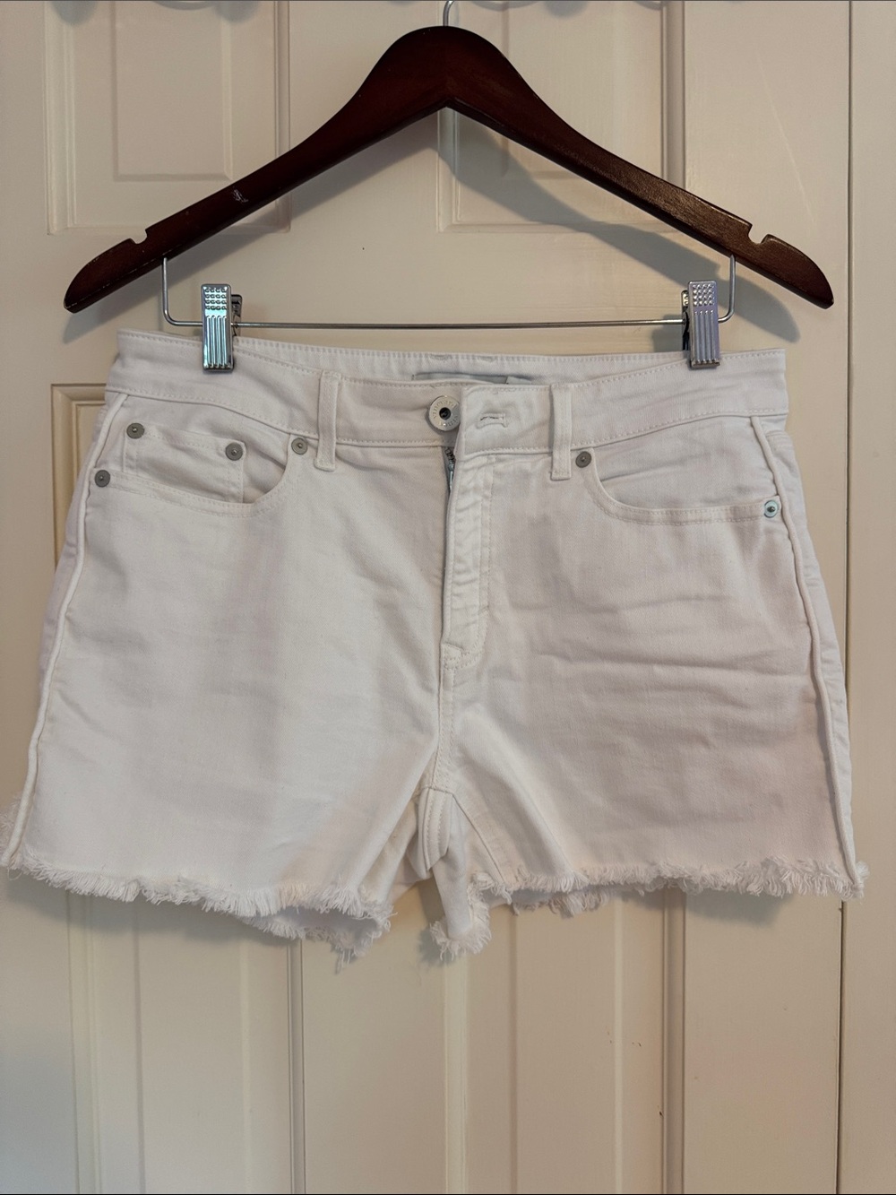 Vineyard Vines White Frayed Hem Denim Shorts size 28